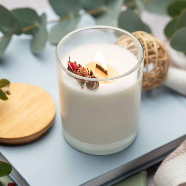 Vous vous demandez quelles sont les bougies qui sentent le plus ? Découvrez les bougies parfumées Meltibougies, fabriquées avec des parfums d'exception de Grasse. Grâce à notre cire végétale naturelle et à des dosages parfaits, nos bougies offrent une diffusion longue durée, parfumant votre intérieur avec une senteur puissante et subtile.